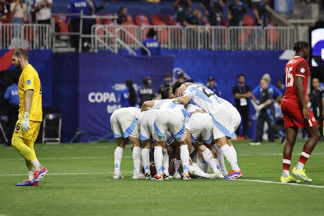 Atlanta (United States), 21/06/2024.- Maxime Crepeau (L) of Canada and Moise Bombito (R) of Canada walk past Argentina celebrating the goal of Julian Alvarez of Argentina during the second half of the CONMEBOL Copa America 2024 group A soccer match between Argentina and Canada, in Atlanta, Georgia, USA, 20 June 2024. EFE/EPA/ERIK S. LESSER