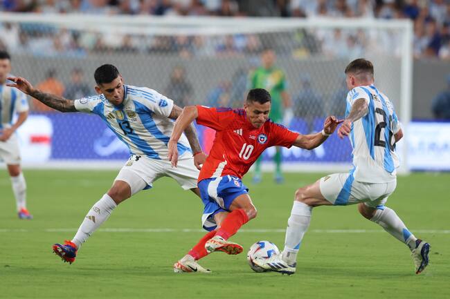East Rutherford (United States), 25/06/2024.- Argentina defender Cristian Romero (L) and Argentina midfielder Alexis Mac Allister (R) challenge Chile forward Alexis Sanchez (C) during the first half of the CONMEBOL Copa America 2024 group A soccer match between Argentina and Chile, at MetLife Stadium in East Rutherford, New Jersey, USA, 25 June 2024. (Roma) EFE/EPA/JUSTIN LANE