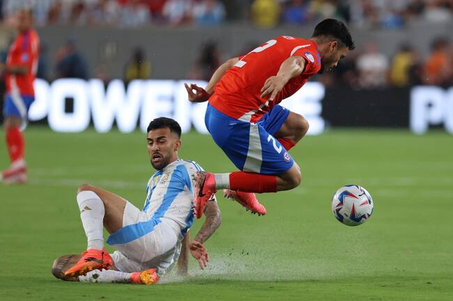 East Rutherford (United States), 25/06/2024.- Argentina forward Nicolas Gonzalez (L) challenges Chile defender Gabriel Suazo (R) during the first half of the CONMEBOL Copa America 2024 group A soccer match between Argentina and Chile, at MetLife Stadium in East Rutherford, New Jersey, USA, 25 June 2024. EFE/EPA/JUSTIN LANE