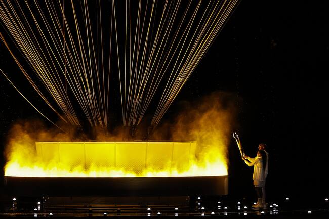 Paris (France), 26/07/2024.- The torchbearers Marie-Jose Perec (2-R) and Teddy Riner (R) arrives to light the cauldron duringduring the Opening Ceremony of the Paris 2024 Olympic Games, in Paris, France, 26 July 2024. (Francia) EFE/EPA/MOHAMMED BADRA
