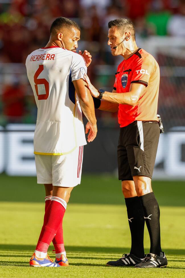 Austin (United States), 01/07/2024.- Venezuela midfielder Yangel Herrera (L) talks with a referee during the first half of the CONMEBOL Copa America 2024 group B match between Jamaica and Venezuela in Austin, Texas, USA, 30 June 2024. EFE/EPA/ADAM DAVIS