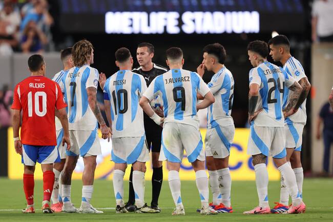 East Rutherford (United States), 25/06/2024.- Referee Andres Matonte of Uruguay talks with Argentina forward Lionel Messi (4-L) at the half time of the CONMEBOL Copa America 2024 group A soccer match between Argentina and Chile, at MetLife Stadium in East Rutherford, New Jersey, USA, 25 June 2024. EFE/EPA/JUSTIN LANE