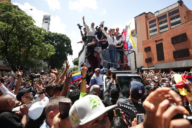 AME7680. CARACAS (VENEZUELA), 03/08/2024.- La líder opositora de Venezuela María Corina Machado asiste a una protesta en rechazo a los resultados oficiales de las elecciones presidenciales -que dan la victoria al presidente Nicolás Maduro-, este sábado en Caracas (Venezuela). Sobre un camión, Machado llegó a la manifestación en una zona del este de Caracas, junto a los antichavistas Delsa Solórzano, Juan Pablo Guanipa, María Beatriz Martínez, Biagio Pilieri y Williams Dávila, todos miembros de partidos que conforman la mayor coalición antichavista, Plataforma Unitaria Democrática (PUD). Hasta el momento no se ha confirmado la presencia del candidato de la coalición, Edmundo González Urrutia. EFE/ Ronald Peña R.