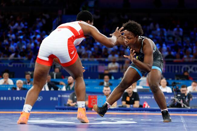 Paris (France), 11/08/2024.- Genesis Rosangela Reasco Valdez of Ecuador (red) in action during the Women's Freestyle 76kg Bronze Medal Match against Tatiana Renteria Renteria of Colombia at the Wrestling competitions in the Paris 2024 Olympic Games, at the Champs-de-Mars Arena in Paris, France, 11 August 2024. (Francia) EFE/EPA/FRANCK ROBICHON