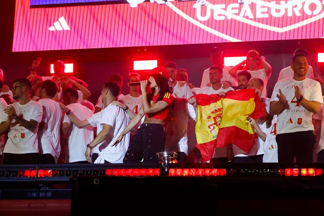 MADRID, 15/07/2024.- La cantante Aitana durante su actuación acompañada por los jugadores de la selección española este lunes en Cibeles en la celebración del título de campeones de la Eurocopa conseguido tras vencer ayer en la final a Inglaterra disputada en el estadio Olímpico de Berlín. EFE / JP Gandul.