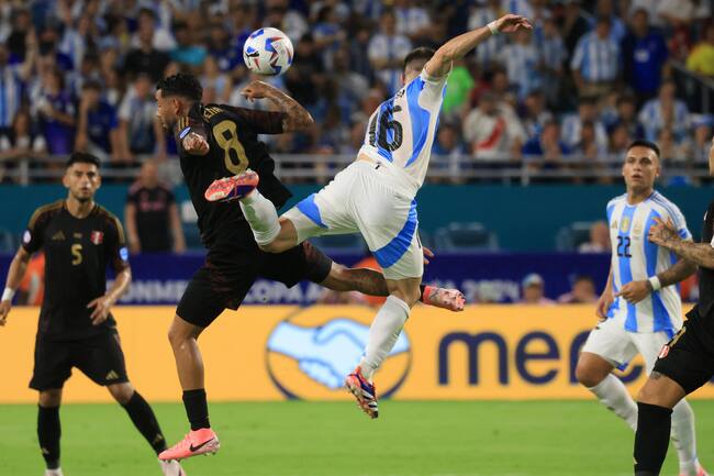 Miami (United States), 08/05/2023.- Giovani Lo Celso (C-R) of Argentina in action against Sergio Pena (C-L) of Peru during the CONMEBOL Copa America 2024 group A match between Argentina and Peru, in Miami, Florida, USA, 29 June 2024. EFE/EPA/CRISTOBAL HERRERA-ULASHKEVICH