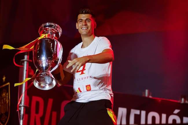 MADRID, 15/07/2024.- El jugador de la selección española, Álvaro Morata, durante la celebración este lunes en Cibeles del título de campeones de la Eurocopa conseguido tras vencer ayer en la final a Inglaterra disputada en el estadio Olímpico de Berlín. EFE / JP Gandul.