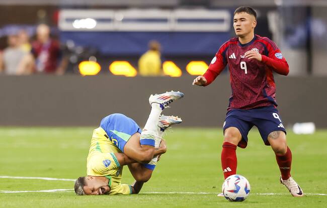 Inglewood (United States), 25/06/2024.- Brazil midfielder Bruno Guimaraes (L) and Costa Rica forward Manfred Ugalde (R) collide during the second half of the CONMEBOL Copa America 2024 group D soccer match between Brazil and Costa Rica, in Inglewood, California, USA, 24 June 2024. (Brasil) EFE/EPA/CAROLINE BREHMAN