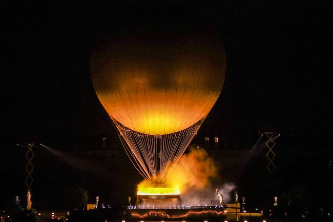 Paris (France), 26/07/2024.- A hot air balloon lifts the cauldron during the Opening Ceremony of the Paris 2024 Olympic Games, in Paris, France, 26 July 2024. (Francia) EFE/EPA/MOHAMMED BADRA