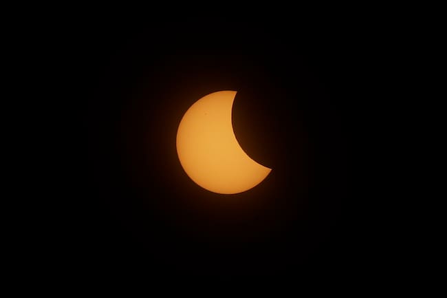 ES1010.SOYAPANGO (EL SALVADOR) 8/04/2024- Fotografía de la vista parcial del eclipse solar este lunes desde el Observatorio Micro Macro de la Universidad Don Bosco, en Soyapango (El Salvador). Salvadoreños disfrutaron con mucho entusiasmo de manera parcial el eclipse de sol que ,según las proyecciones, se observó en un 32% en su punto máximo en el país centroméricano. EFE/Rodrigo Sura
