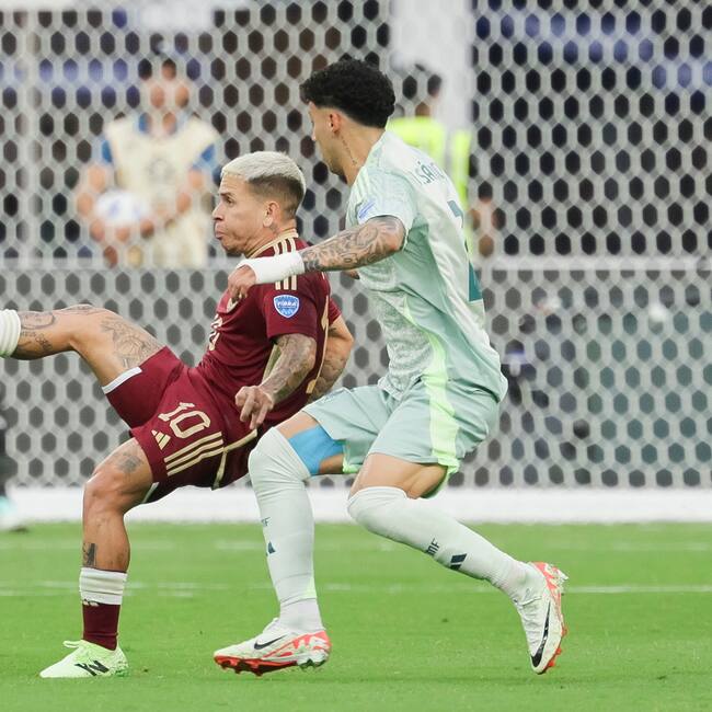 Inglewood (United States), 26/06/2024.- Venezuela's Yeferson Soteldo (L) and Jorge Sánchez (R) battle for the ball during the first half of the CONMEBOL Copa America 2024 group B soccer match between Venezuela and Mexico at SoFi Stadium in Inglewood, California, USA, 26 June 2024. EFE/EPA/ALLISON DINNER
