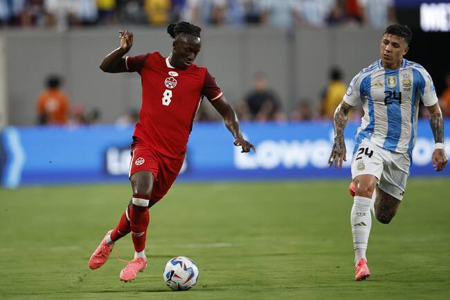 East Rutherford (United States), 10/07/2024.- Ismael Kone of Canada (L) in action against Enzo Fernandez of Argentina (R) during the CONMEBOL Copa America 2024 Semi-finals match between Argentina and Canada, in East Rutherford, New Jersey, USA, 09 July 2024. EFE/EPA/CJ GUNTHER