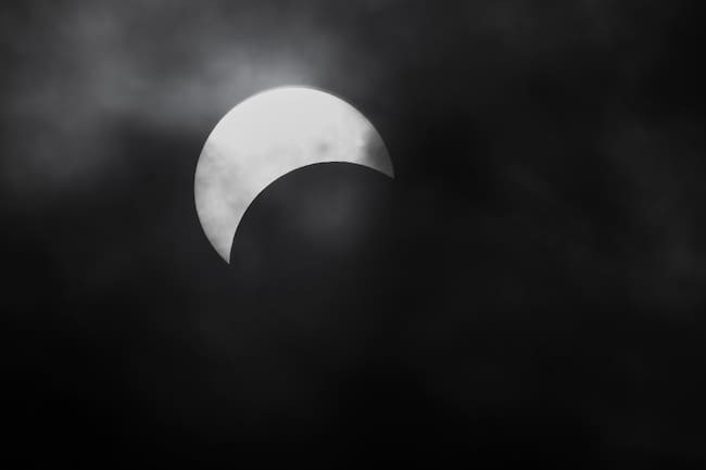USA3803. CATARATAS DEL NIÁGARA (CANADÁ), 08/04/2024.- Fotografía de un eclipse solar parcial este lunes, en las Cataratas del Niágara (Canadá). EFE/Julio César Rivas