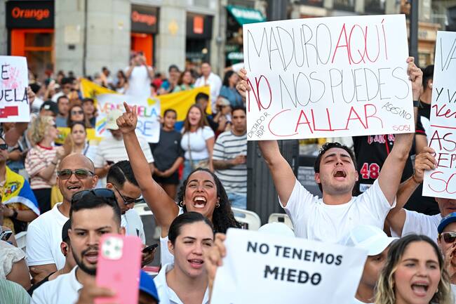 MADRID, 03/08/2024.-Vista de la manifestación convocada "en favor de la libertad de Venezuela y en rechazo al fraude electoral", este sábado en la Puerta del Sol en Madrid. EFE/ Fernando Villar