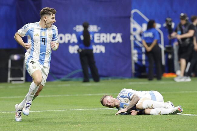 Atlanta (United States), 21/06/2024.- Julian Alvarez (L) of Argentina celebrates his goal past injured Alexis Mac Allister (R) of Argentina during the second half of the CONMEBOL Copa America 2024 group A soccer match between Argentina and Canada, in Atlanta, Georgia, USA, 20 June 2024. EFE/EPA/ERIK S. LESSER