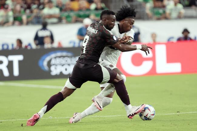 Glendale (United States), 30/06/2024.- Angelo Preciado of Ecuador (R) and Julian Quinones of Mexico (L) in action during the CONMEBOL Copa America 2024 group B soccer match between Mexico and Ecuador in Glendale, Arizona, USA, 30 June 2024. EFE/EPA/JOHN G. MABANGLO