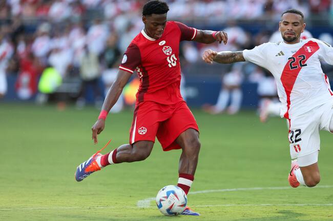 Kansas City (United States), 25/06/2024.- Canada forward Jonathan David (L) shoots and scores past Peru defender Alexander Callens (R) during the second half of the CONMEBOL Copa America 2024 group A match between Peru and Canada, in Kansas City, Kansas, USA, 25 June 2024. EFE/EPA/WILLIAM PURNELL