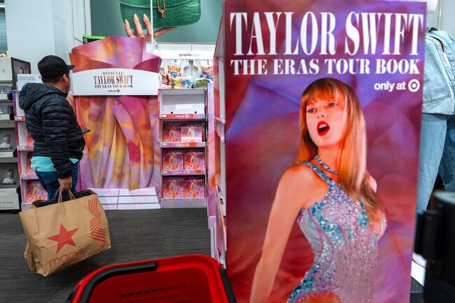 USA9571. NUEVA YORK (NY, EEUU), 05/12/2024.- Fotografía del 29 de noviembre de 2024 de una persona observando un estante con ejemplares del libro de Taylor Swift, 'The Eras Tour Book', en una tienda Target en Nueva York (Estados Unidos). El libro 'The Eras Tour Book', que hace un recorrido por la última gira de la cantante Taylor Swift a través de más de 500 fotografías, ha vendido 814.000 ejemplares en tan solo dos días en Estados Unidos, según la firma Circana Bookscan. EFE/ Ángel Colmenares
