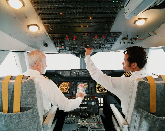 Piloto y copiloto de avión (Getty Images)