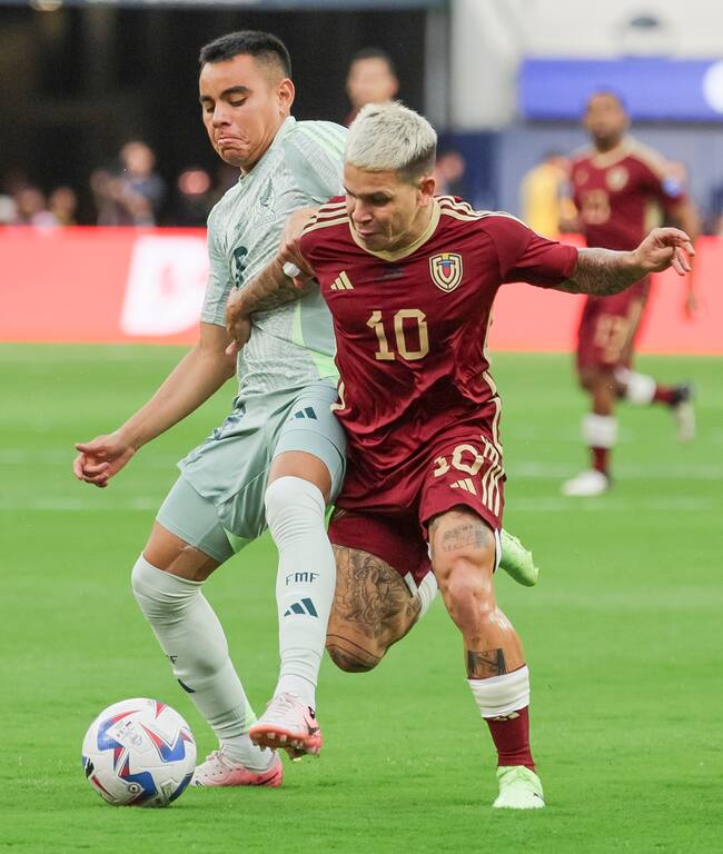 Inglewood (United States), 26/06/2024.- Mexico's Carlos Rodríguez (L) and Venezuela's Yeferson Soteldo (R) battle for position during the first half of the CONMEBOL Copa America 2024 group B soccer match between Venezuela and Mexico at SoFi Stadium in Inglewood, California, USA, 26 June 2024. EFE/EPA/ALLISON DINNER