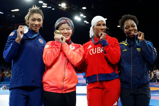 Paris (France), 11/08/2024.- (L-R) Silver medalist Kennedy Blades of the US, Gold medalist Yuka Kagami of Japan and bronze medalists Milaimy de la Carid Marin Portille of Cuba and Tatiana Renteria Renteria of Colombia pose with their medals after the medal ceremony for the Women's Freestyle 76kg at the Wrestling competitions in the Paris 2024 Olympic Games, at the Champs-de-Mars Arena in Paris, France, 11 August 2024. (Francia, Japón) EFE/EPA/FRANCK ROBICHON