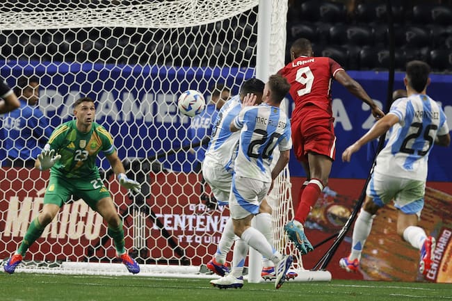 Atlanta (United States), 21/06/2024.- Cyle Larin (2-R) of Canada takes a shot on Emiliano Martinez (L) of Argentina during the second half of the CONMEBOL Copa America 2024 group A soccer match between Argentina and Canada, in Atlanta, Georgia, USA, 20 June 2024. EFE/EPA/ERIK S. LESSER
