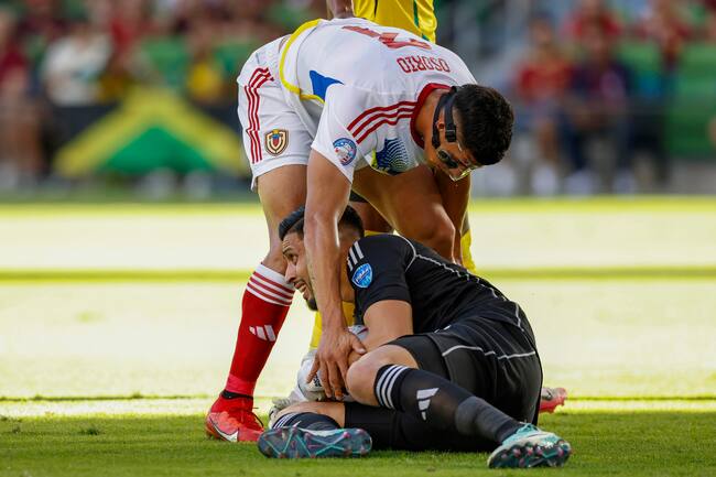 Austin (United States), 01/07/2024.- Venezuela defender Yordan Osorio (L) helps up Venezuela goalkeeper Rafael Romo (R) during the first half of the CONMEBOL Copa America 2024 group B match between Jamaica and Venezuela in Austin, Texas, USA, 30 June 2024. EFE/EPA/ADAM DAVIS