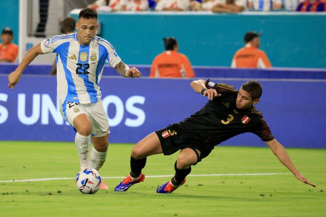 Miami (United States), 30/06/2024.- Lautaro Martinez (L) of Argentina gets by Wilder Cartagena (R) of Peru to score during the CONMEBOL Copa America 2024 group A match between Argentina and Peru, in Miami, Florida, USA, 29 June 2024. EFE/EPA/CRISTOBAL HERRERA-ULASHKEVICH