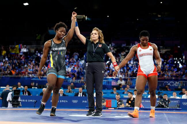 Paris (France), 11/08/2024.- Tatiana Renteria Renteria of Colombia (L) wins the Women's Freestyle 76kg Bronze Medal Match against Genesis Rosangela Reasco Valdez of Ecuador at the Wrestling competitions in the Paris 2024 Olympic Games, at the Champs-de-Mars Arena in Paris, France, 11 August 2024. (Francia) EFE/EPA/FRANCK ROBICHON