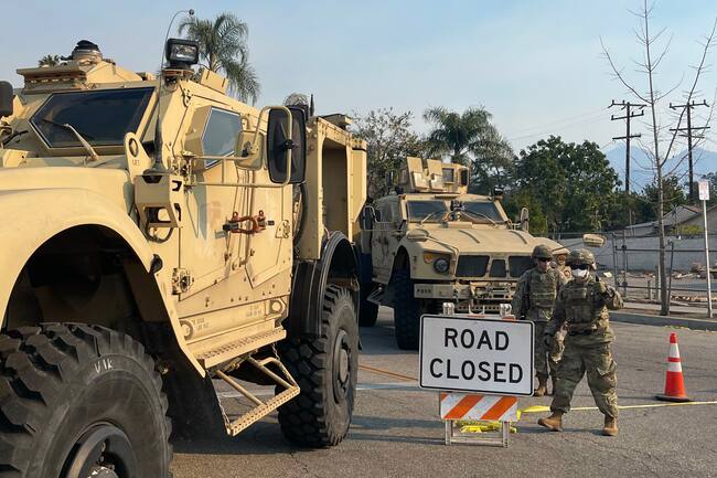 AME348. ALTADENA (ESTADOS UNIDOS), 10/01/2025.- Miembros de la Guardia Nacional de California cierran una vía para reforzar la seguridad tras los incendios este viernes, en Altadena (Estados Unidos). EFE/ Ana Milena Varón