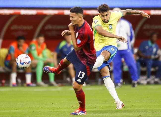 Inglewood (United States), 25/06/2024.- Brazil midfielder Lucas Paqueta (R) takes a shot past Costa Rica midfielder Jefferson Brenes (L) during the second half of the CONMEBOL Copa America 2024 group D soccer match between Brazil and Costa Rica, in Inglewood, California, USA, 24 June 2024. (Brasil) EFE/EPA/CAROLINE BREHMAN