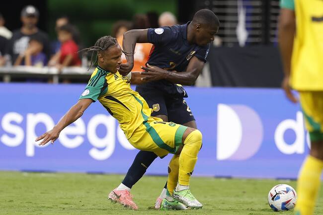 Paradise (United States), 26/06/2024.- Jamaica midfielder Bobby Decordova-Reid (L) and Ecuador midfielder Moises Caicedo (R) battle for the ball during the second half of the CONMEBOL Copa America 2024 group B match between Ecuador and Jamaica, in Paradise, Nevada, USA, 26 June 2024. (Córdoba) EFE/EPA/CAROLINE BREHMAN