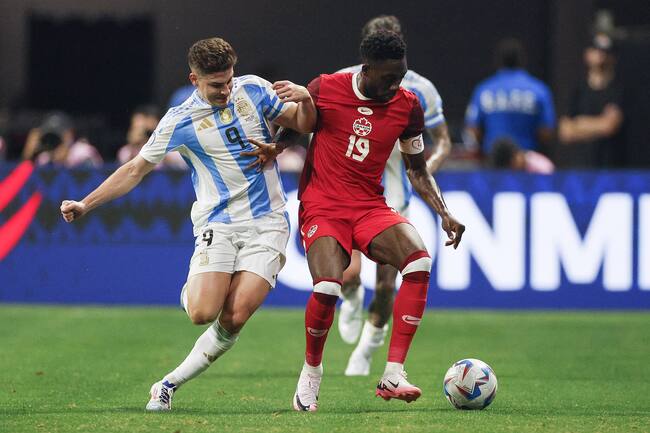 Atlanta (United States), 21/06/2024.- Julian Alvarez of Argentina (L) and Alphonso Davies of Canada (R) battle for the ball during the first half of the CONMEBOL Copa America 2024 group A soccer match between Argentina and Canada, in Atlanta, Georgia, USA, 20 June 2024. EFE/EPA/ERIK S. LESSER