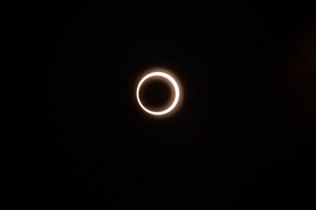 CH0. RAPA NUI (CHILE), 02/10/2024.- Fotografía del eclipse solar anular este miércoles, en Rapa Nui (Chile). El eclipse alcanzó el anillo de fuego con una cobertura de 93%. EFE/ STR