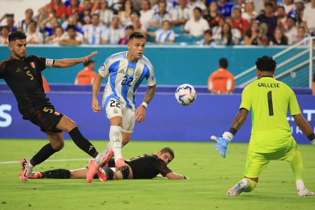 Miami (United States), 30/06/2024.- Lautaro Martinez (2-L) of Argentina kicks a shot on goal to score past goalkeeper Pedro Gallese (R) of Peru as Carlos Zambrano (L) of Peru and Wilder Cartagena (C, bottom) of Peru defend during the CONMEBOL Copa America 2024 group A match between Argentina and Peru, in Miami, Florida, USA, 29 June 2024. EFE/EPA/CRISTOBAL HERRERA-ULASHKEVICH