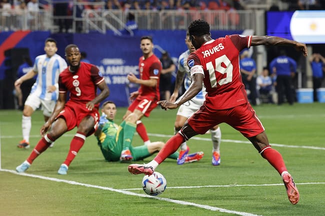Atlanta (United States), 21/06/2024.- Alphonso Davies of Canada tries to keep the ball in play during the first half of the CONMEBOL Copa America 2024 group A soccer match between Argentina and Canada, in Atlanta, Georgia, USA, 20 June 2024. EFE/EPA/ERIK S. LESSER