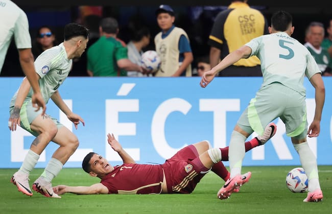 Inglewood (United States), 26/06/2024.- Venezuela's Jefferson Savarino (C) reacts after a tackle as Mexico's Gerardo Arteaga (L) and Johan Vasquez (R) look on during the first half of the CONMEBOL Copa America 2024 group B soccer match between Venezuela and Mexico at SoFi Stadium in Inglewood, California, USA, 26 June 2024. EFE/EPA/ALLISON DINNER