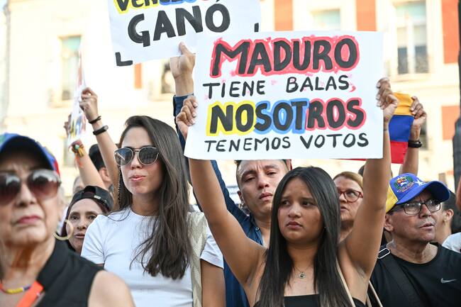 MADRID, 03/08/2024.-Vista de la manifestación convocada "en favor de la libertad de Venezuela y en rechazo al fraude electoral", este sábado en la Puerta del Sol en Madrid. EFE/ Fernando Villar