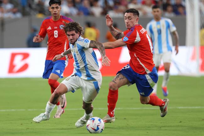 East Rutherford (United States), 25/06/2024.- Argentina midfielder Rodrigo De Paul (L) and Chile defender Rodrigo Echeverria (R) battle for the ball during the first half of the CONMEBOL Copa America 2024 group A soccer match between Argentina and Chile, at MetLife Stadium in East Rutherford, New Jersey, USA, 25 June 2024. EFE/EPA/JUSTIN LANE