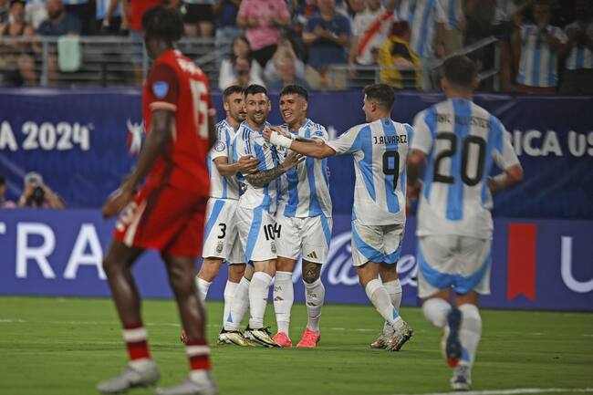 East Rutherford (United States), 10/07/2024.- Lionel Messi of Argentina (3-L) is greeted by teammates after scoring a goal against Canada during the CONMEBOL Copa America 2024 Semi-finals match between Argentina and Canada, in East Rutherford, New Jersey, USA, 09 July 2024. EFE/EPA/CJ GUNTHER
