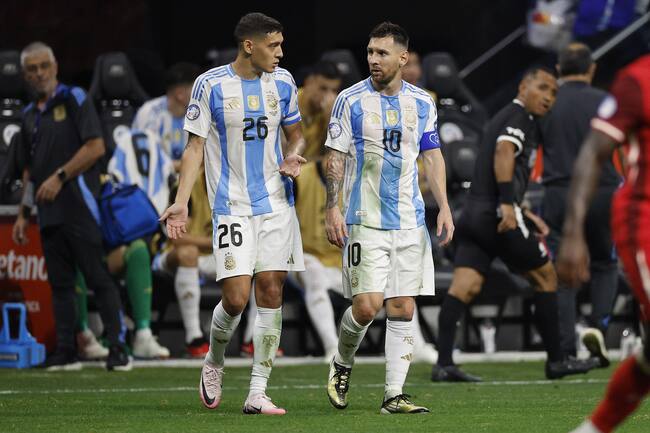 Atlanta (United States), 21/06/2024.- Lionel Messi (R) of Argentina talks with Nahuel Molina (L) of Argentina during the second half of the CONMEBOL Copa America 2024 group A soccer match between Argentina and Canada, in Atlanta, Georgia, USA, 20 June 2024. EFE/EPA/ERIK S. LESSER