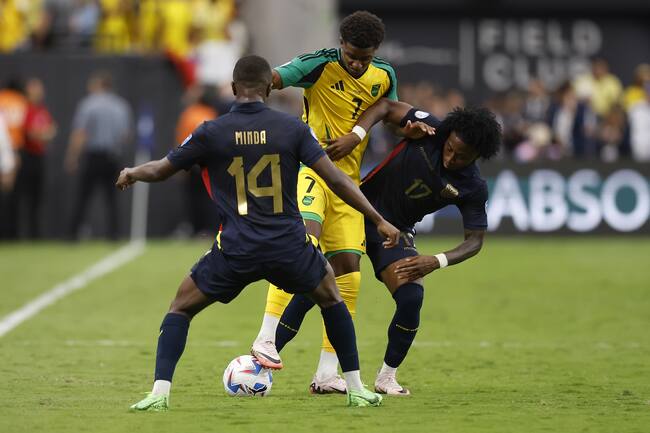 Paradise (United States), 26/06/2024.- Ecuador defender Angelo Preciado (R) and Ecuador midfielder Alan Minda (L) battle with Jamaica midfielder Demarai Gray (C) during the second half of the CONMEBOL Copa America 2024 group B match between Ecuador and Jamaica, in Paradise, Nevada, USA, 26 June 2024. EFE/EPA/CAROLINE BREHMAN