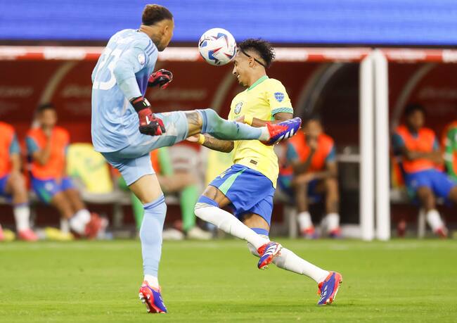 Inglewood (United States), 25/06/2024.- Costa Rica goalkeeper Patrick Sequeira (L) breaks up an attack by Brazil forward Raphinha (R) during the second half of the CONMEBOL Copa America 2024 group D soccer match between Brazil and Costa Rica, in Inglewood, California, USA, 24 June 2024. (Brasil) EFE/EPA/CAROLINE BREHMAN