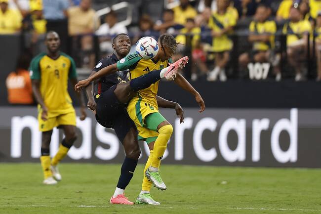 Paradise (United States), 26/06/2024.- Ecuador forward John Yeboah (L) and Jamaica midfielder Bobby Decordova-Reid (R) battle for the ball during the second half of the CONMEBOL Copa America 2024 group B match between Ecuador and Jamaica, in Paradise, Nevada, USA, 26 June 2024. (Córdoba) EFE/EPA/CAROLINE BREHMAN