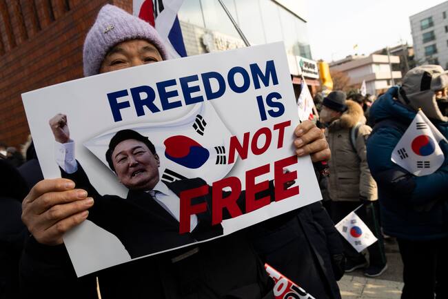Seoul (Republic Of Korea), 08/01/2025.- Supporters of impeached South Korean President Yoon hold a rally near the presidential residence in Seoul, South Korea, 08 January 2025. On 07 January 2025, a court refiled a warrant to extend the deadline to detain Yoon over his failed bid to impose martial law in December 2024. (Corea del Sur, Seúl) EFE/EPA/JEON HEON-KYUN