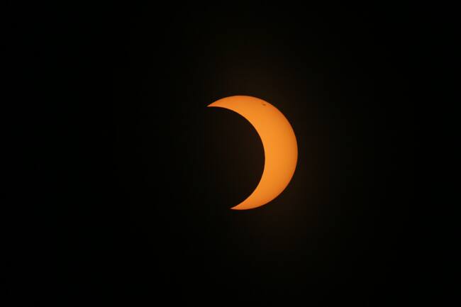 AME4285. RÍO NEGRO (RÍO NEGRO), 02/10/2024.- Fotografía del eclipse solar anular este miércoles, desde la Costanera de Viedma, en Río Negro al norte de la Patagonia Argentina. EFE/ Juan Macri