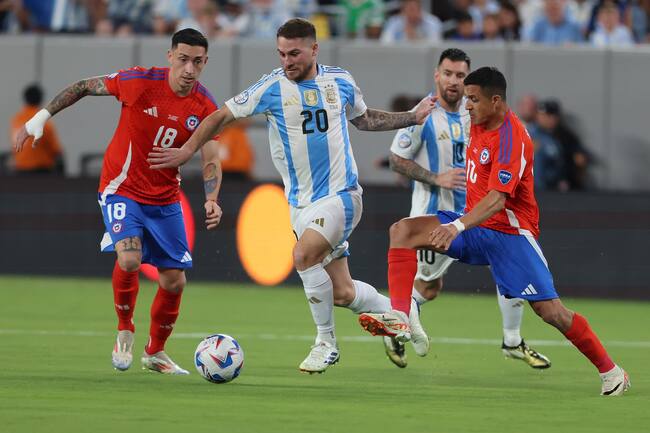 East Rutherford (United States), 25/06/2024.- Chile defender Rodrigo Echeverria (L) and Chile forward Alexis Sanchez (R) chase Argentina midfielder Alexis Mac Allister (C) during the first half of the CONMEBOL Copa America 2024 group A soccer match between Argentina and Chile, at MetLife Stadium in East Rutherford, New Jersey, USA, 25 June 2024. EFE/EPA/JUSTIN LANE