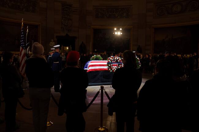 Washington (United States), 07/01/2025.- Members of the public pay their respects as the flag-draped casket of former President Jimmy Carter lies in state at the US Capitol in Washington, DC, USA, 07 January 2025. Carter, the 39th US president, died at age 100 in his hometown of Plains, Georgia, on 29 December 2024. EFE/EPA/WILL OLIVER
