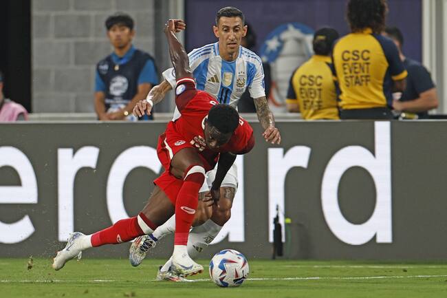 East Rutherford (United States), 10/07/2024.- Alphonso Davies of Canada (foreground) in action against Angel Di Maria of Argentina (background) during the CONMEBOL Copa America 2024 Semi-finals match between Argentina and Canada, in East Rutherford, New Jersey, USA, 09 July 2024. EFE/EPA/CJ GUNTHER