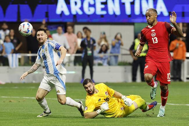 Atlanta (United States), 21/06/2024.- Lionel Messi (L) of Argentina tries to get the ball around Maxime Crepeau (C) of Canada as Derek Cornelius (R) of Canada gives chase during the second half of the CONMEBOL Copa America 2024 group A soccer match between Argentina and Canada, in Atlanta, Georgia, USA, 20 June 2024. EFE/EPA/ERIK S. LESSER